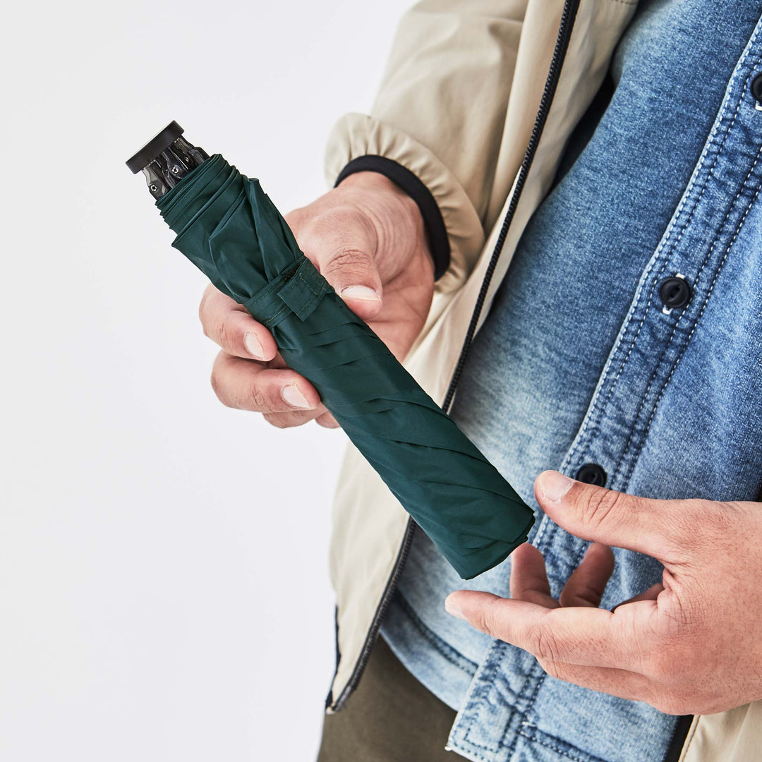 67gという、思考の余白。ミニマリストが「手動折りの超軽量傘」を愛する理由