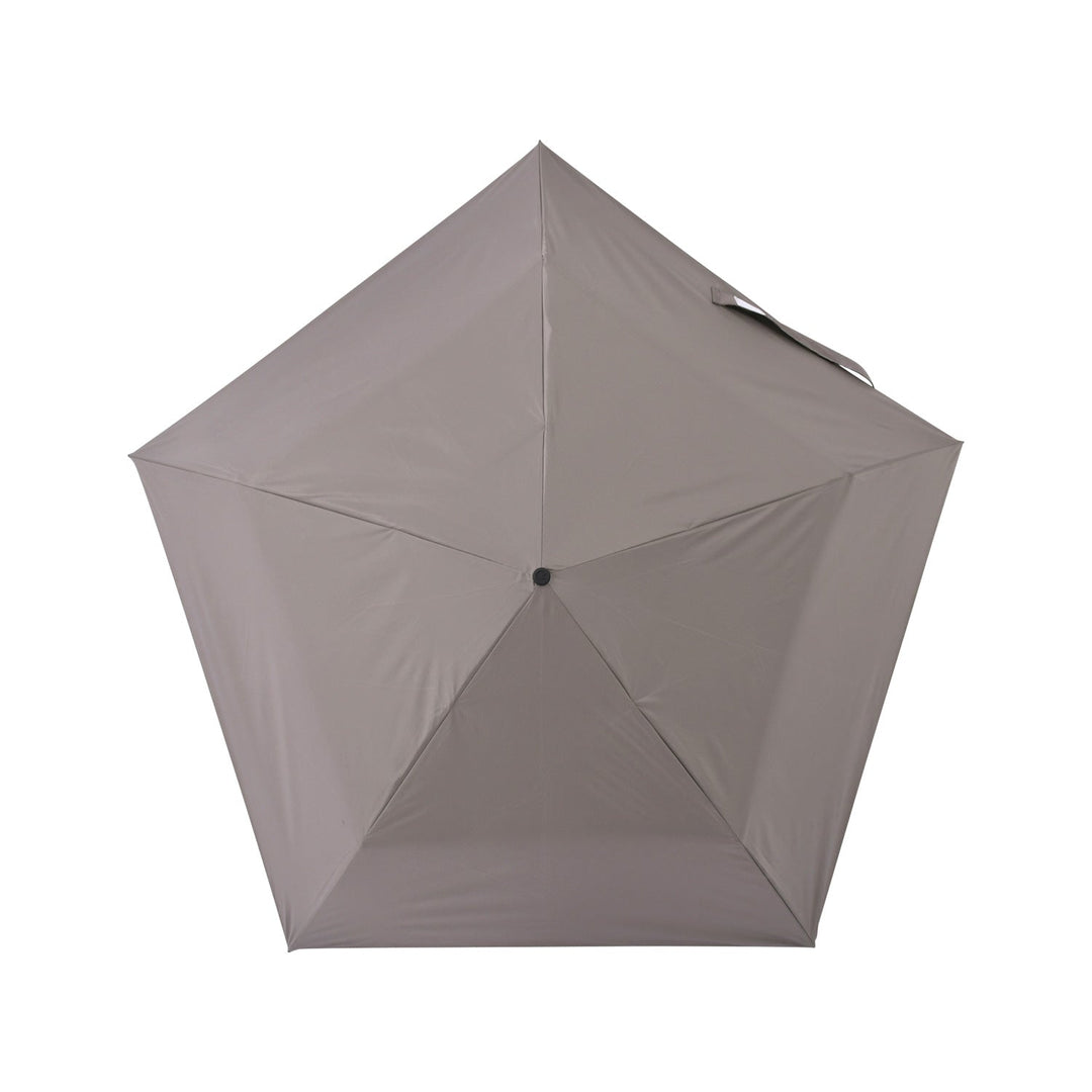 面積か、携帯性か。折りたたみ傘の「親骨サイズと本数」に宿る設計思想。