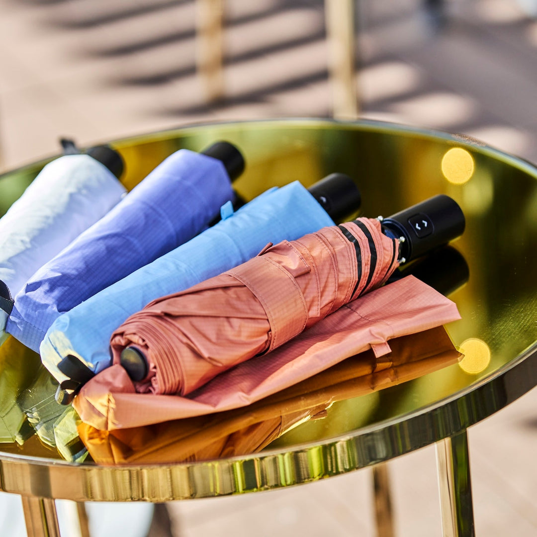 軽量傘を長持ちさせる「数秒の作法」。開く前のひと手間が寿命を左右する理由