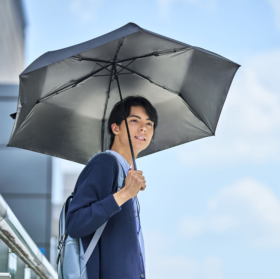 大雨の日も軽やかに。プロが教える「ブレない」折りたたみ傘のサイズ選び
