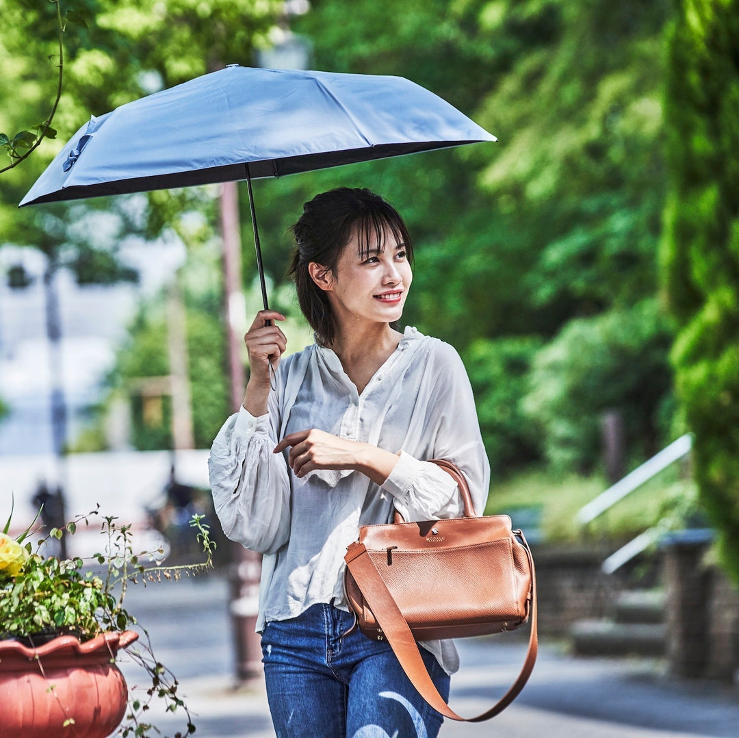 「日傘」と「晴雨兼用傘」の境界線。曖昧な言葉の裏にある、傘の進化論